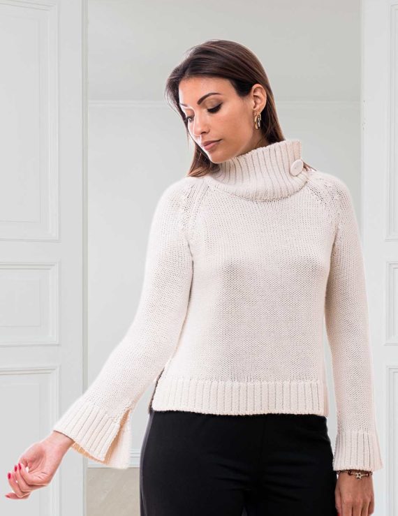 MAGLIA LANA COLLO ALTO CON BOTTONE E SPACCHI